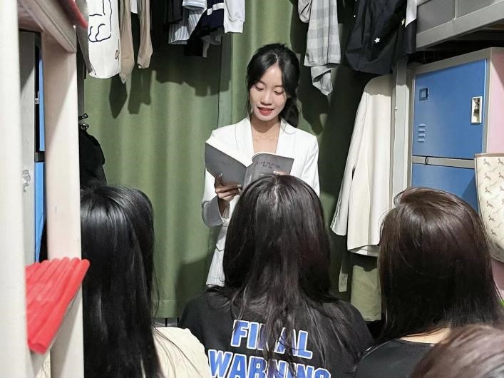 男人和女人在接吻  中度可信度描述已自动生成